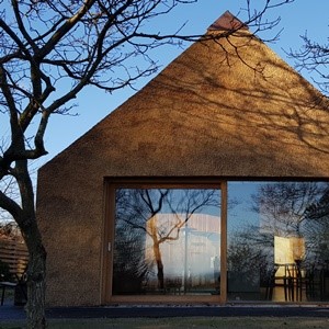 Villa Strå, sommerhuset med tækket tag, gavl og facade